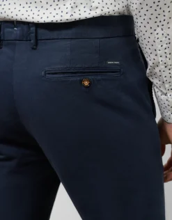 Pantalón chino sarga fina tintada azul tinta