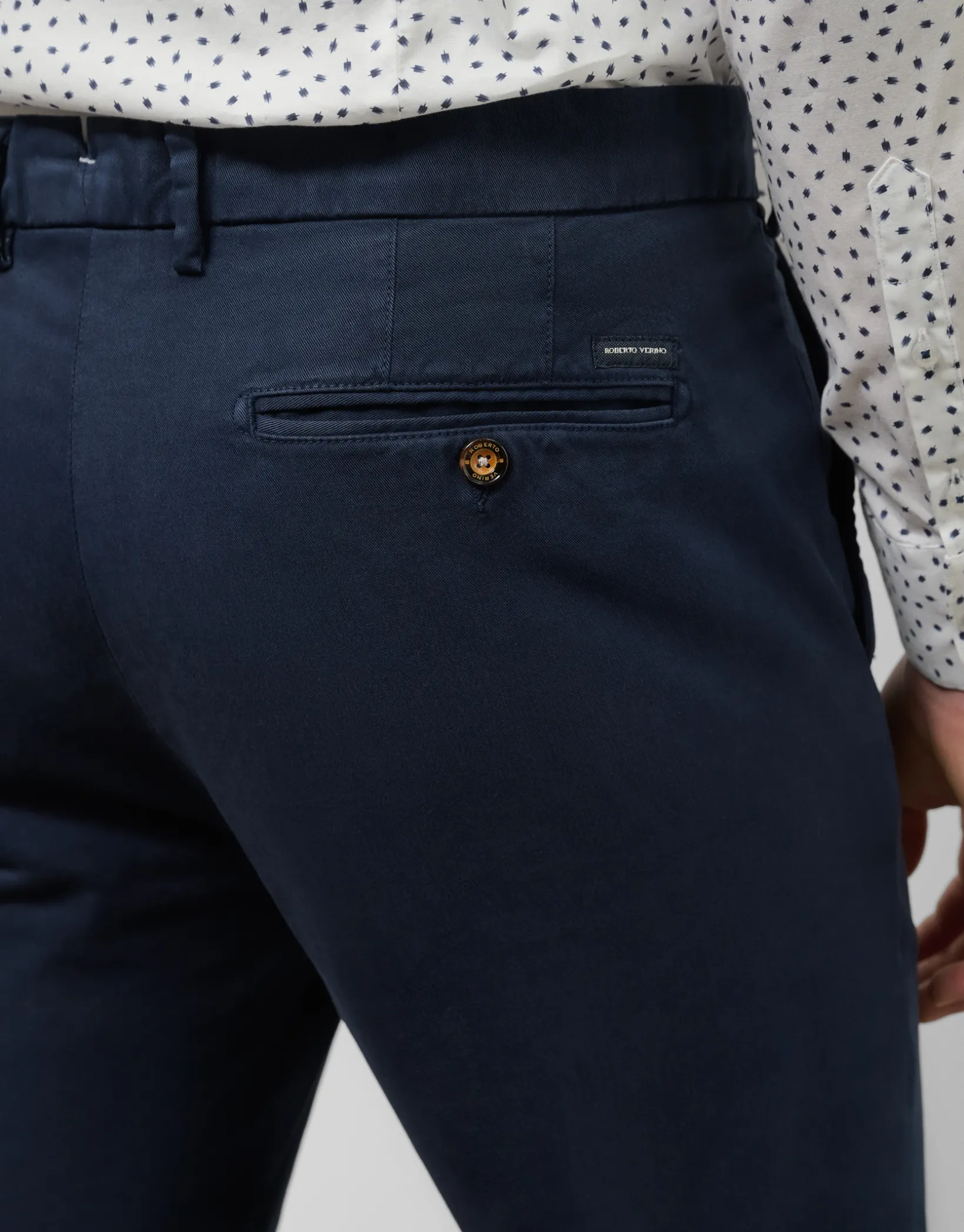 Pantalón chino sarga fina tintada azul tinta
