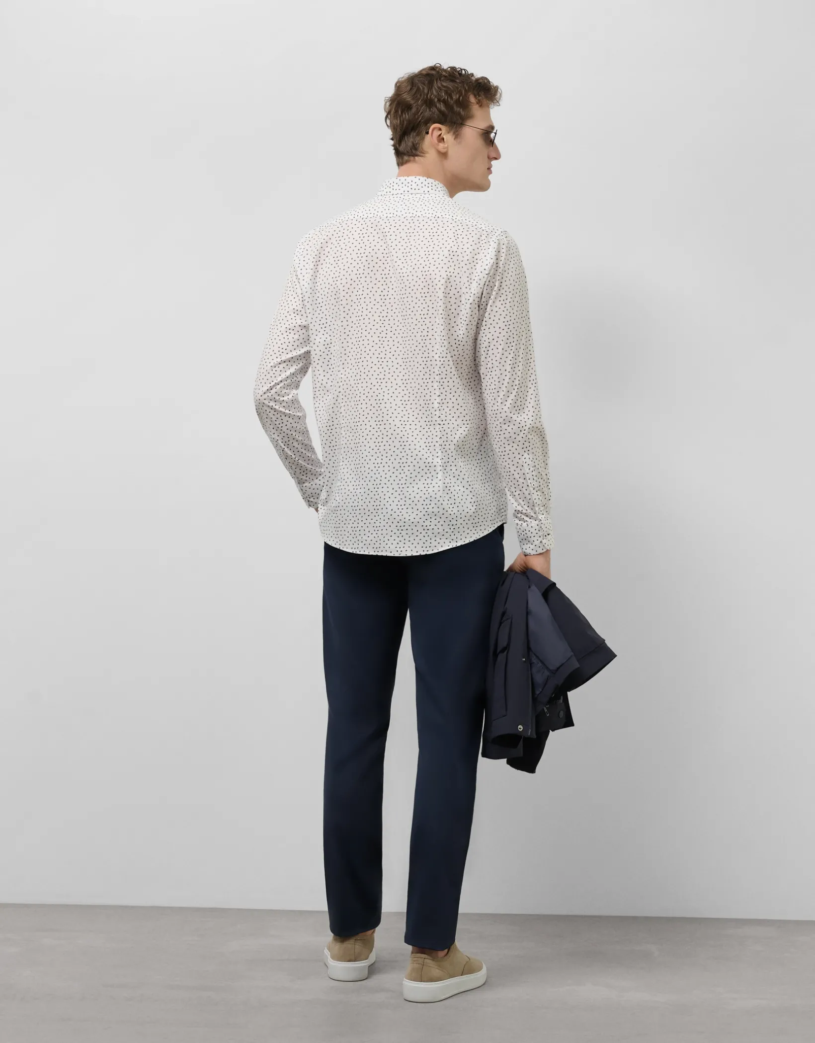 Pantalón chino sarga fina tintada azul tinta