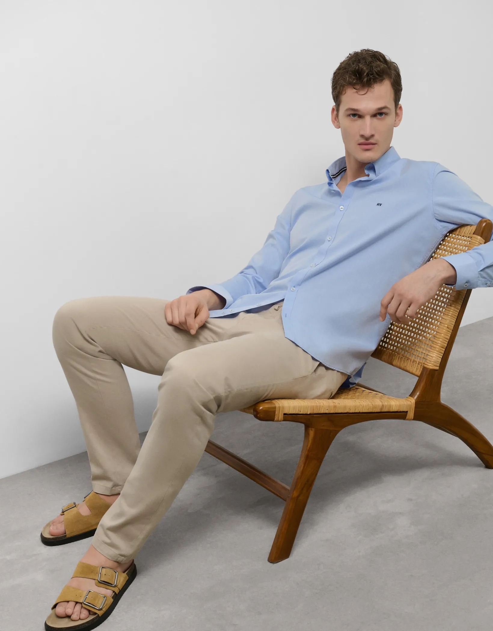 Pantalón chino tintado arena