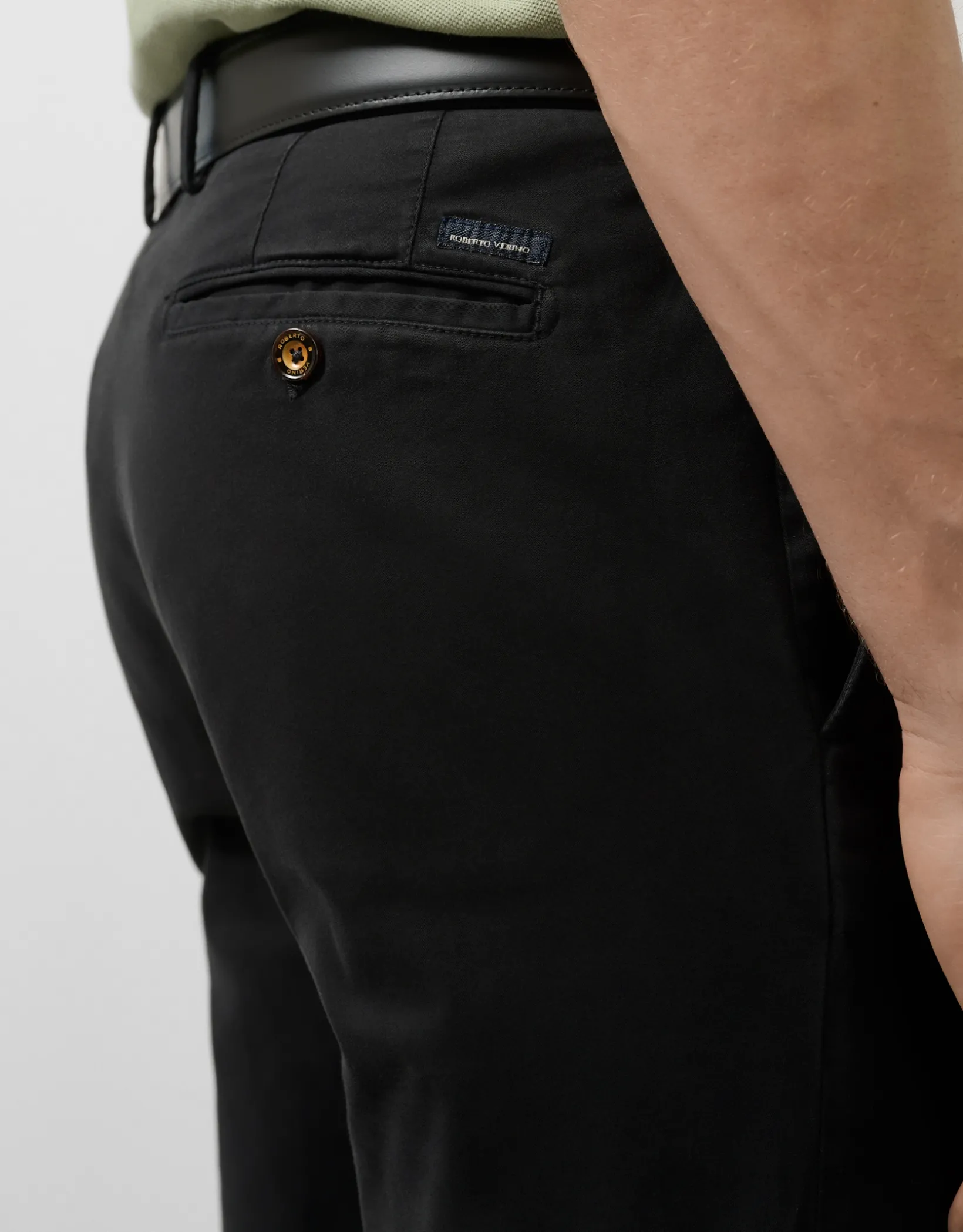 Pantalón chino tintado negro