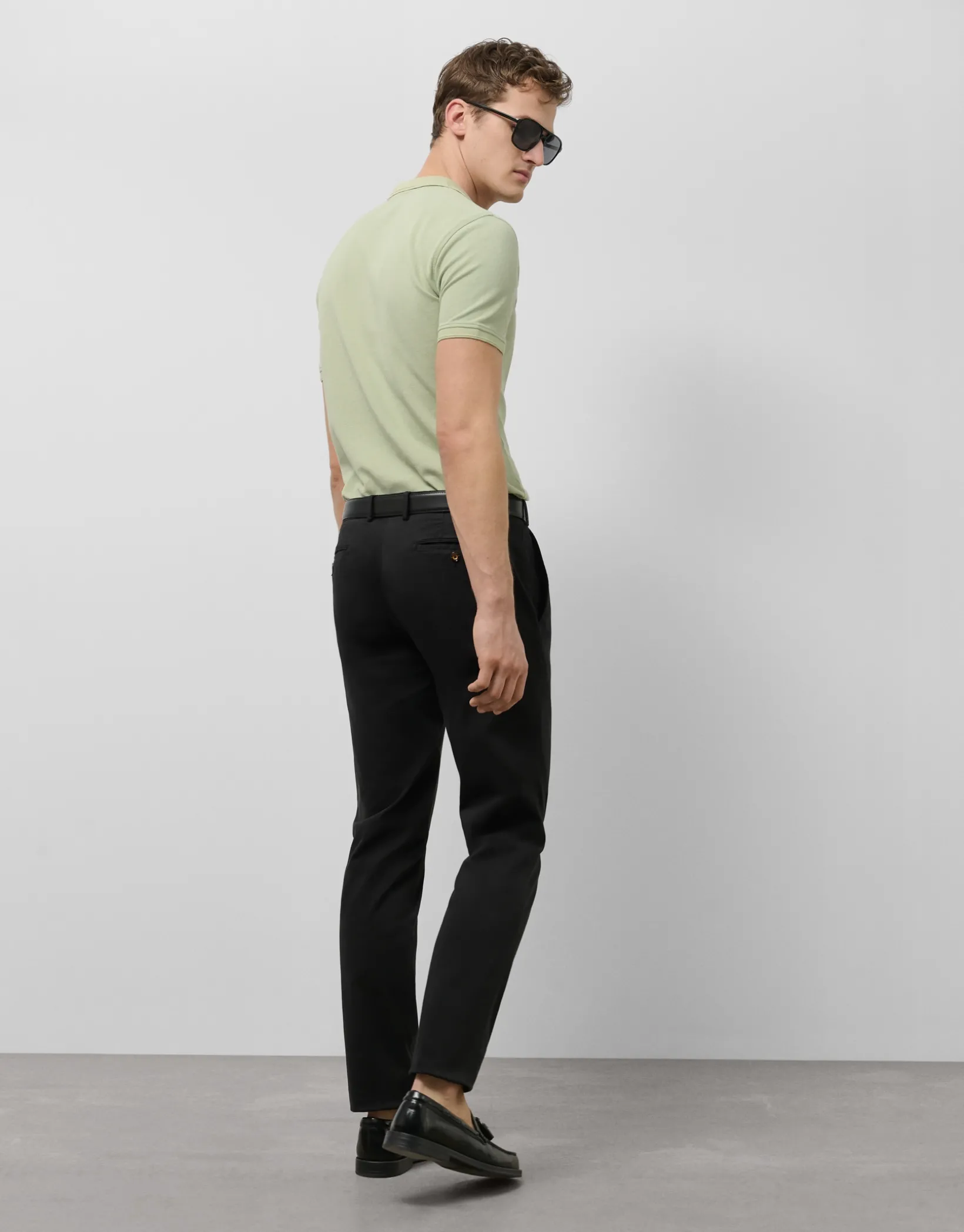 Pantalón chino tintado negro