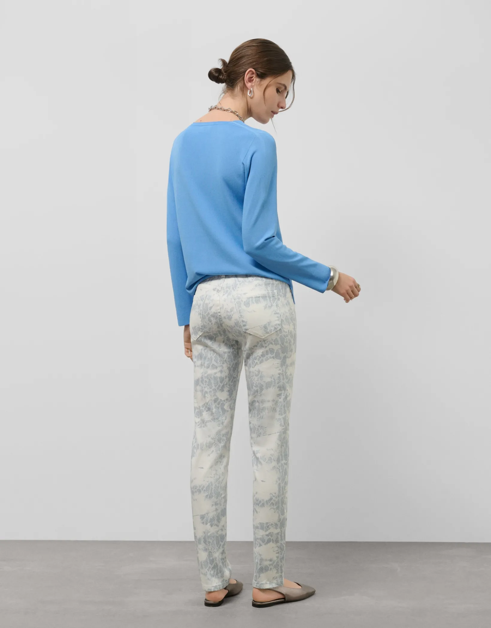 Pantalón cinco bolsillos blanco animal print azul grisáceo