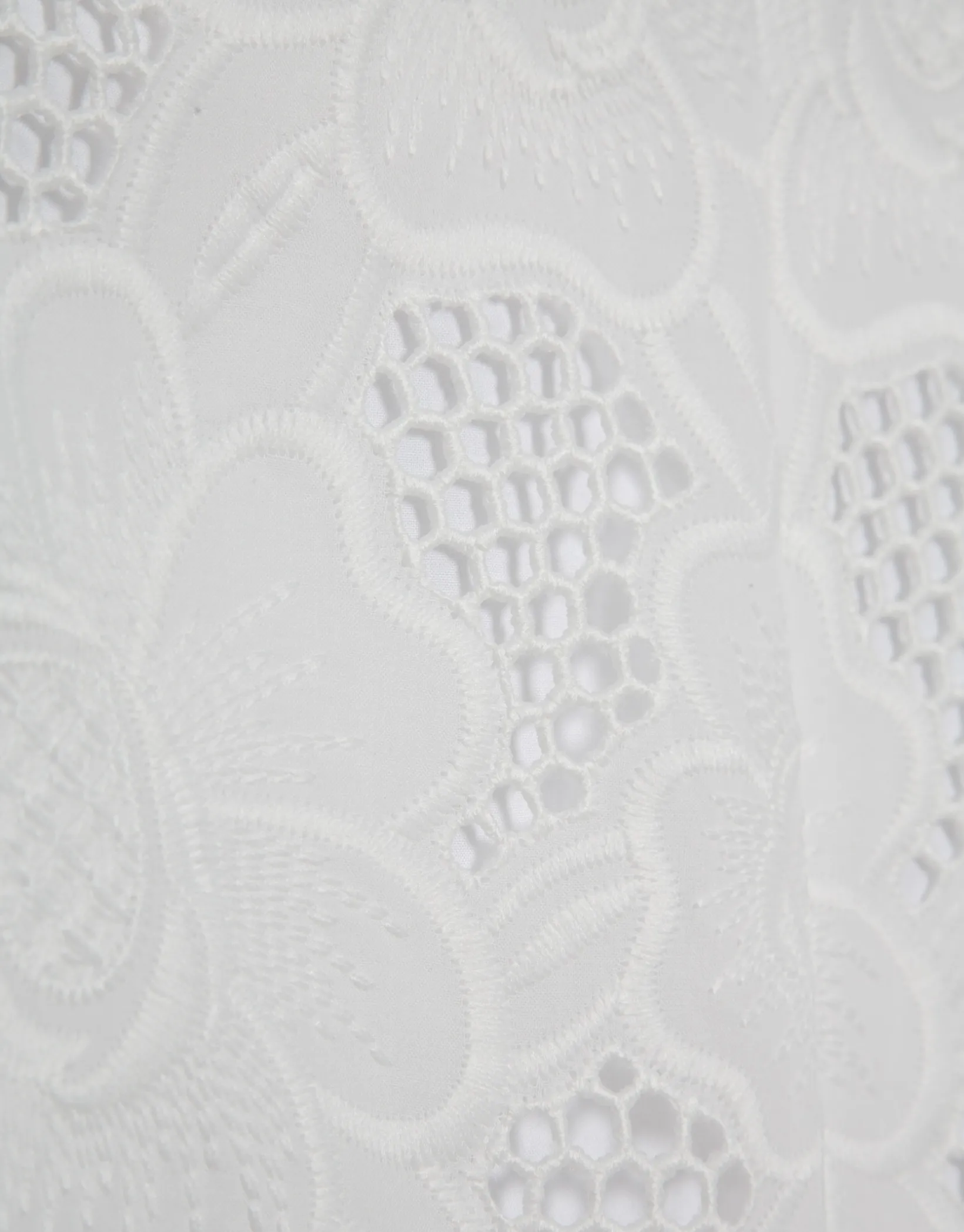 Pantalón corto bordado suizo blanco