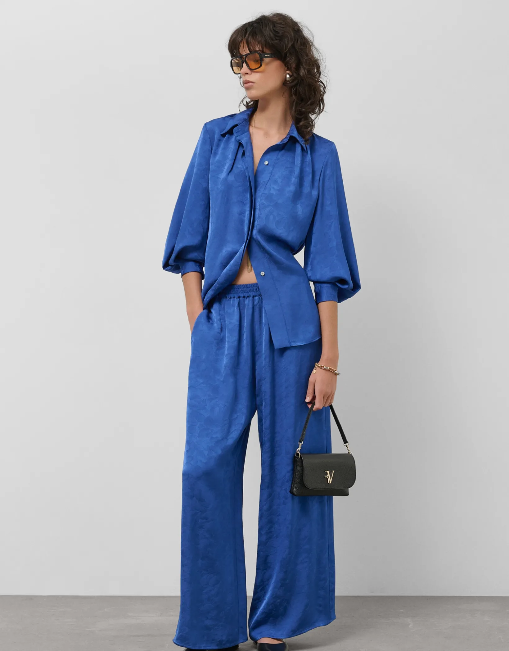 Pantalón palazzo azul intenso con damasco floral