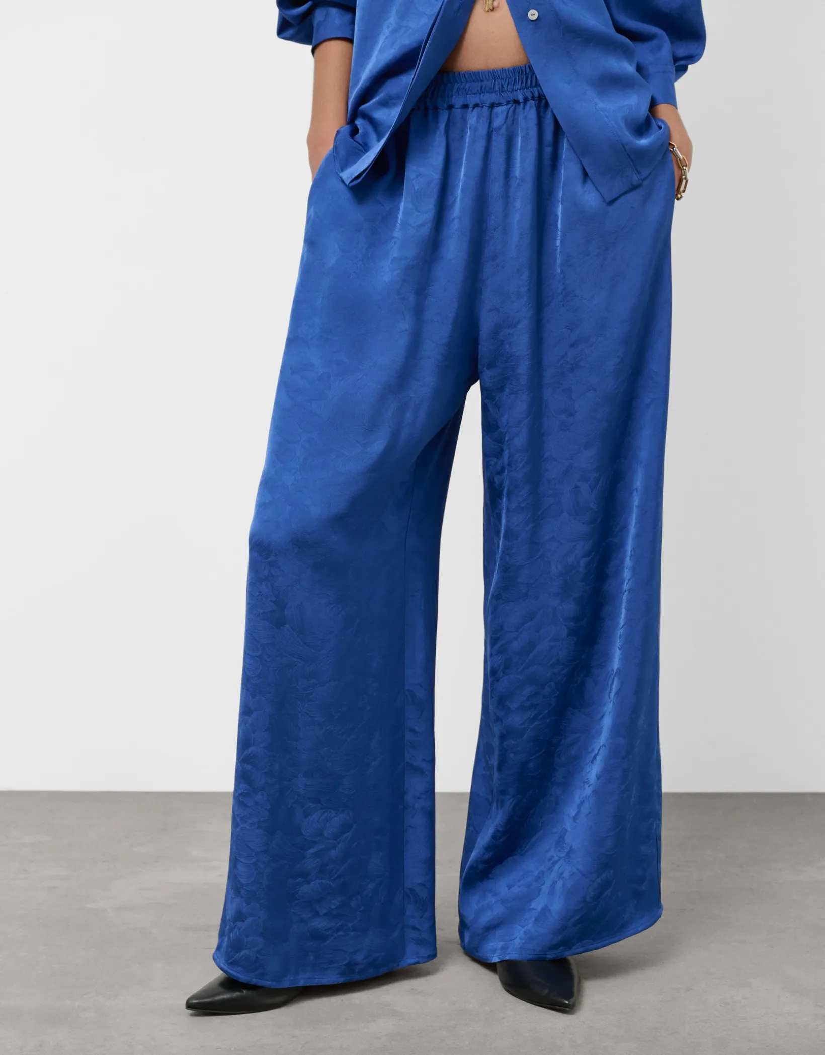 Pantalón palazzo azul intenso con damasco floral