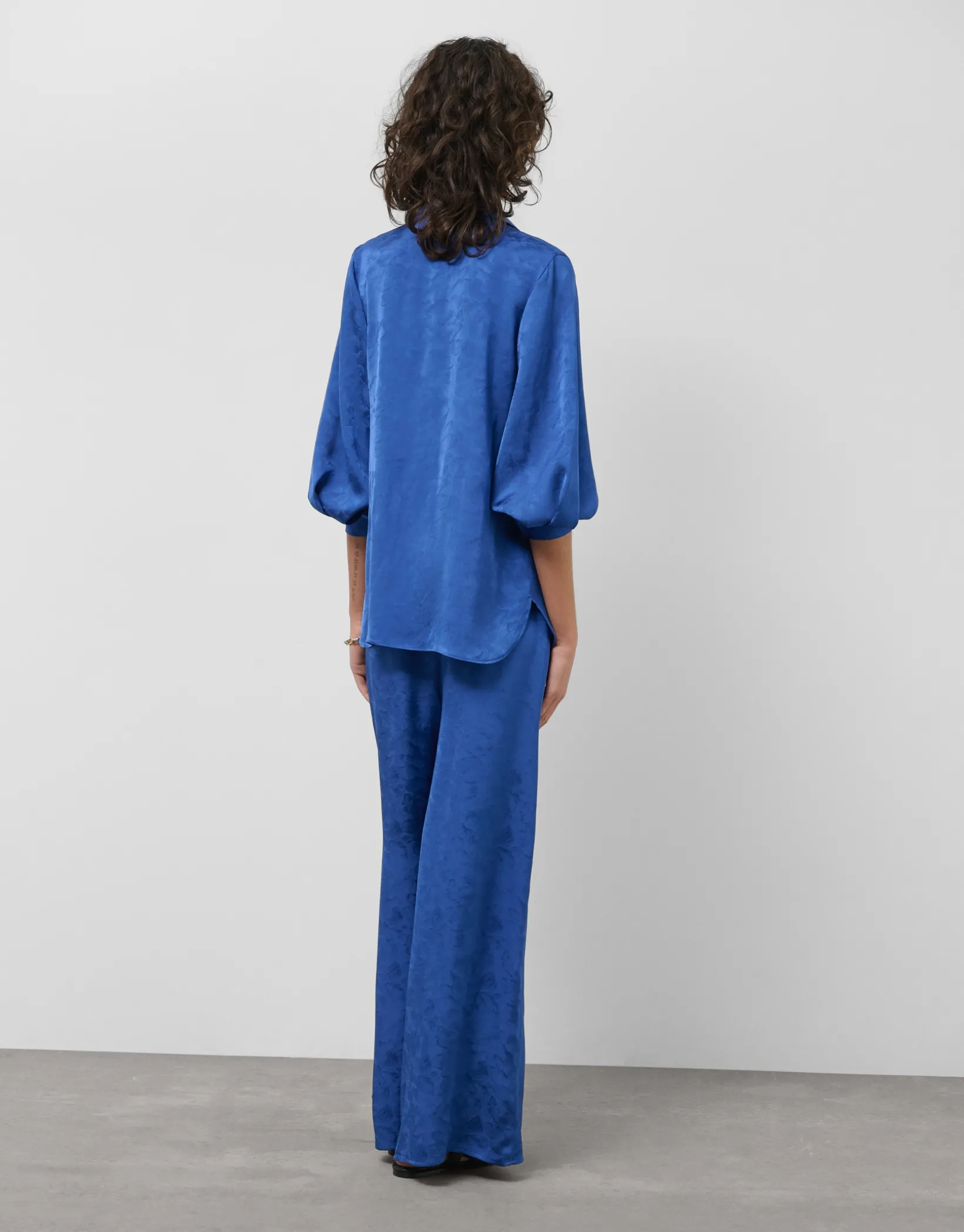 Pantalón palazzo azul intenso con damasco floral