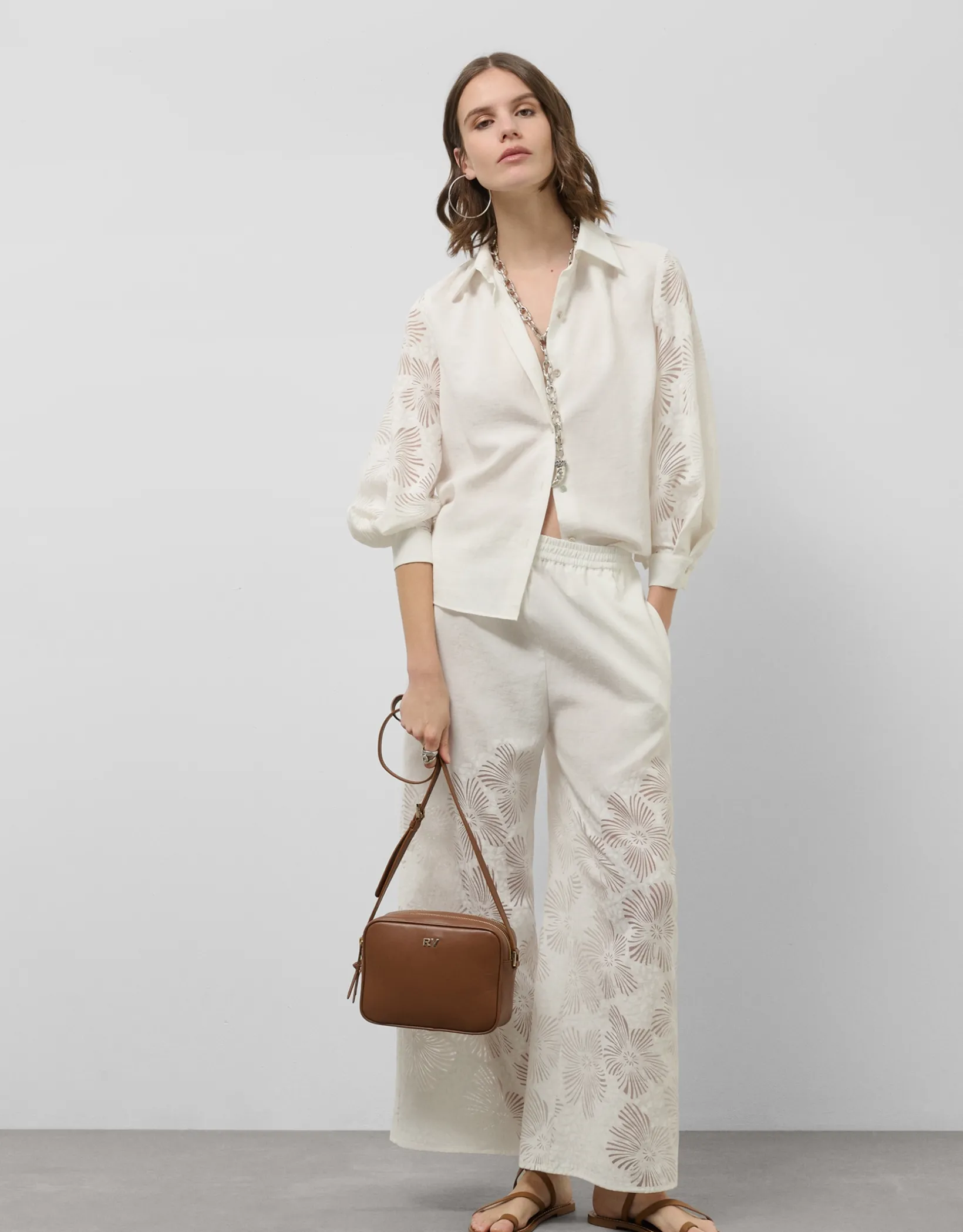 Pantalón palazzo con diseño floral en devoré blanco