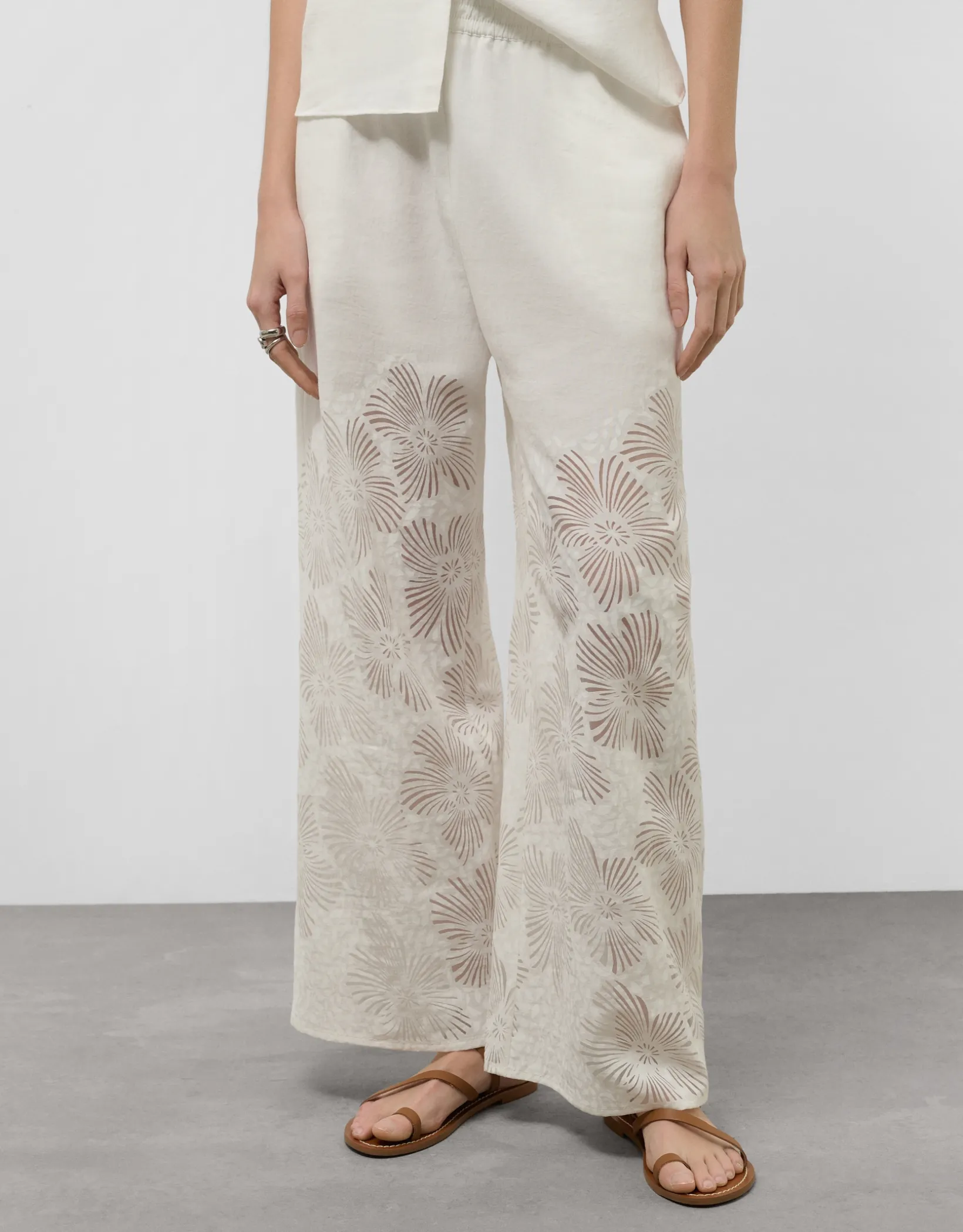 Pantalón palazzo con diseño floral en devoré blanco