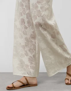 Pantalón palazzo con diseño floral en devoré blanco