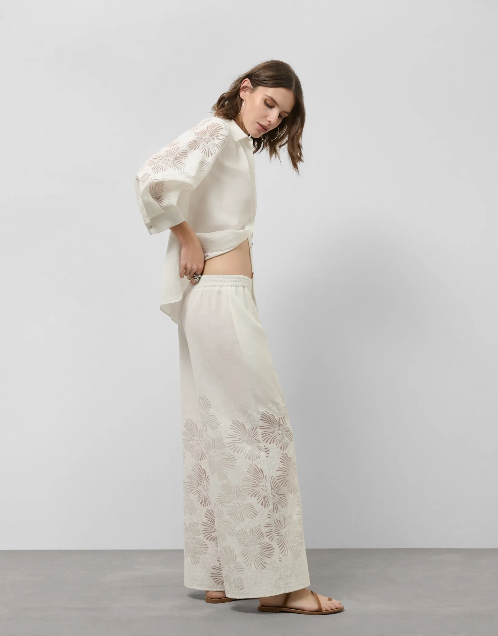 Pantalón palazzo con diseño floral en devoré blanco