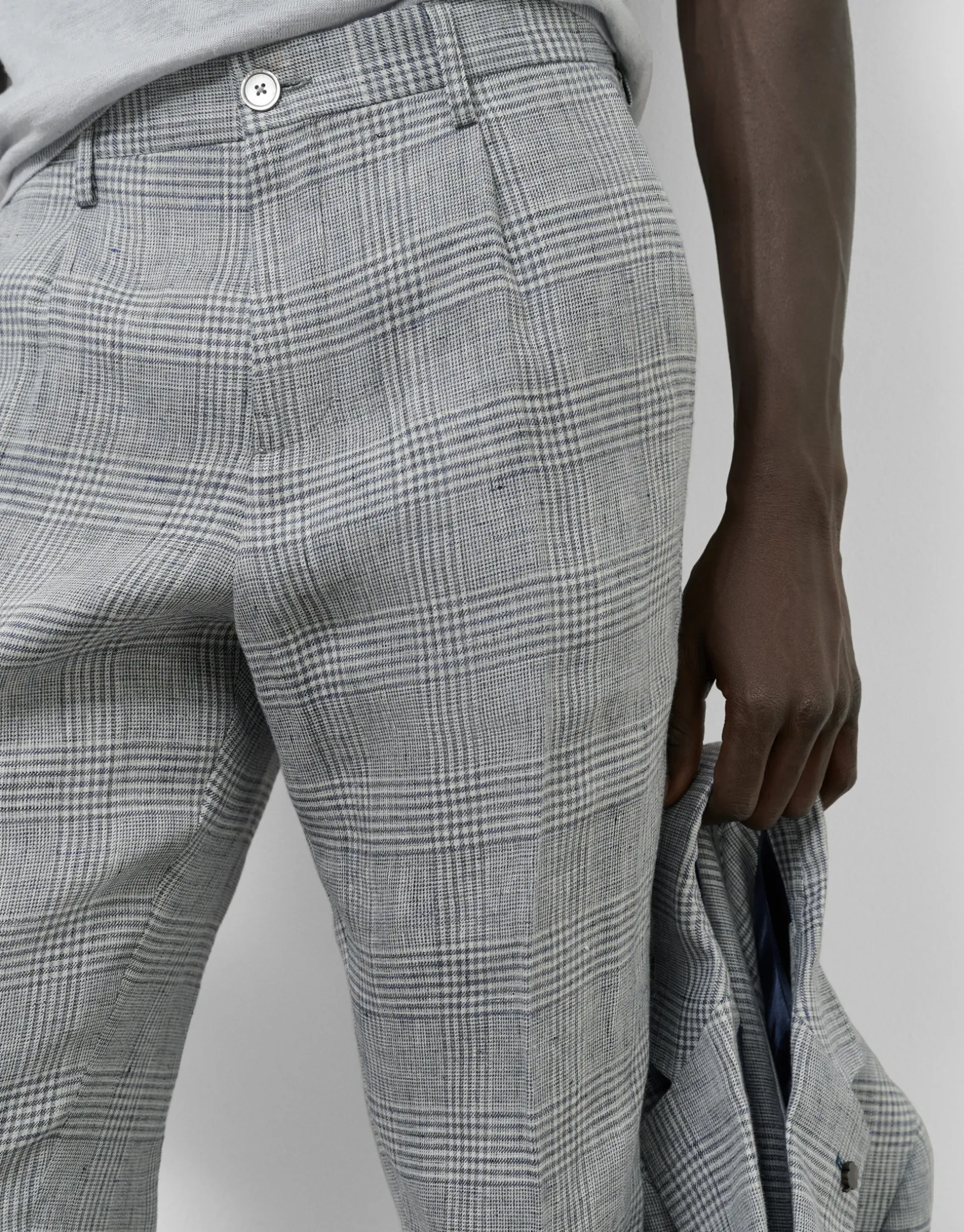 Pantalón pinzas lino cuadros grises y azules