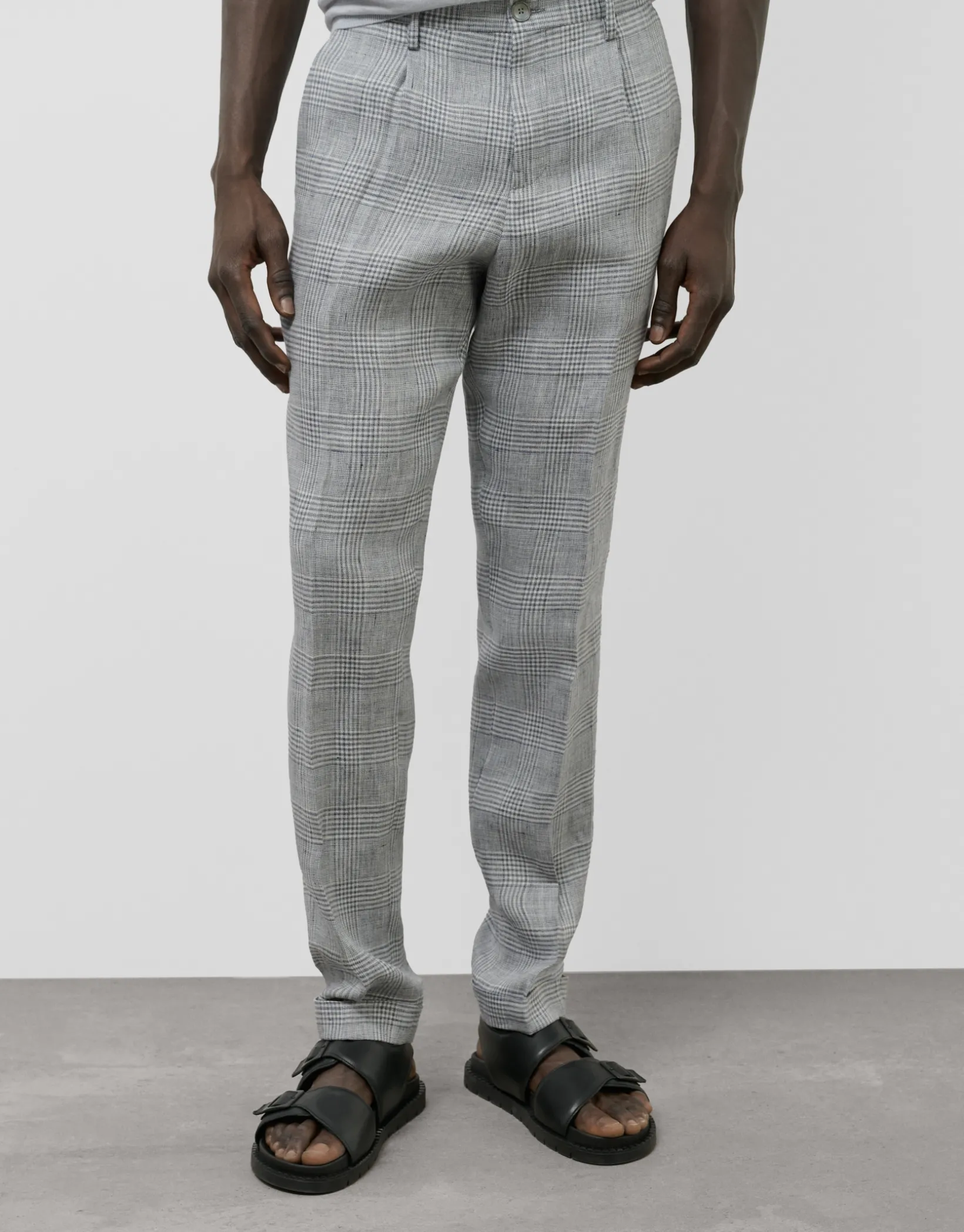 Pantalón pinzas lino cuadros grises y azules