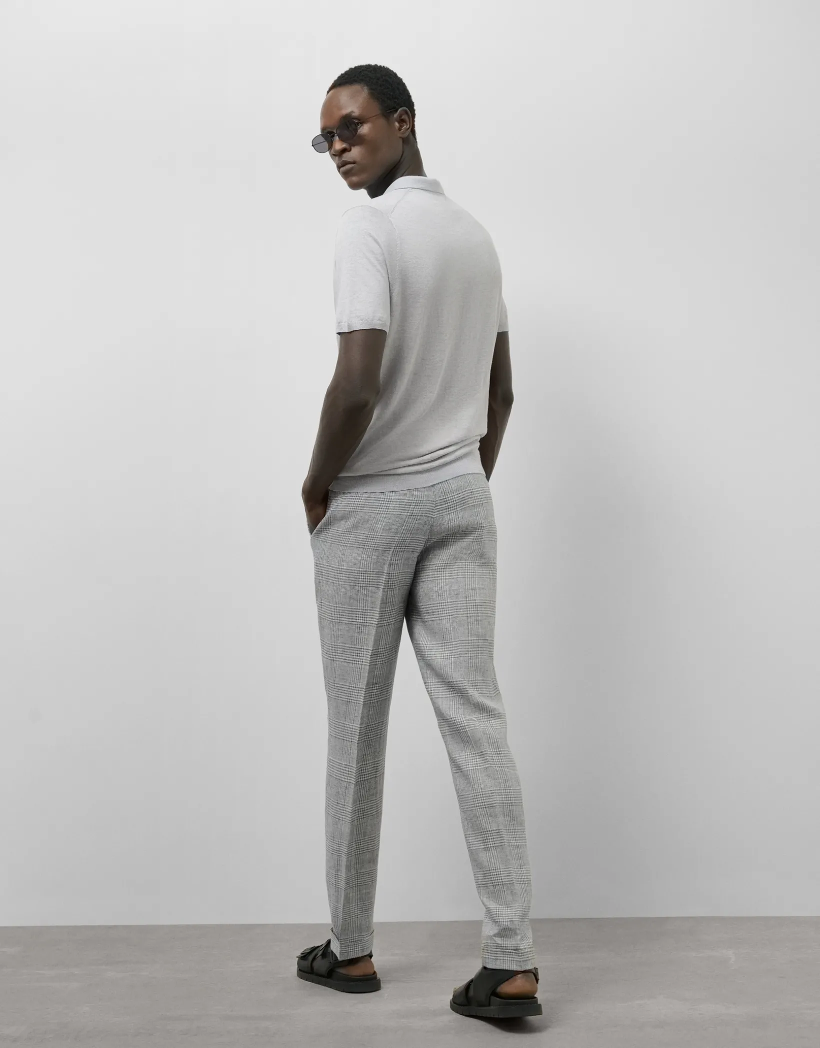 Pantalón pinzas lino cuadros grises y azules