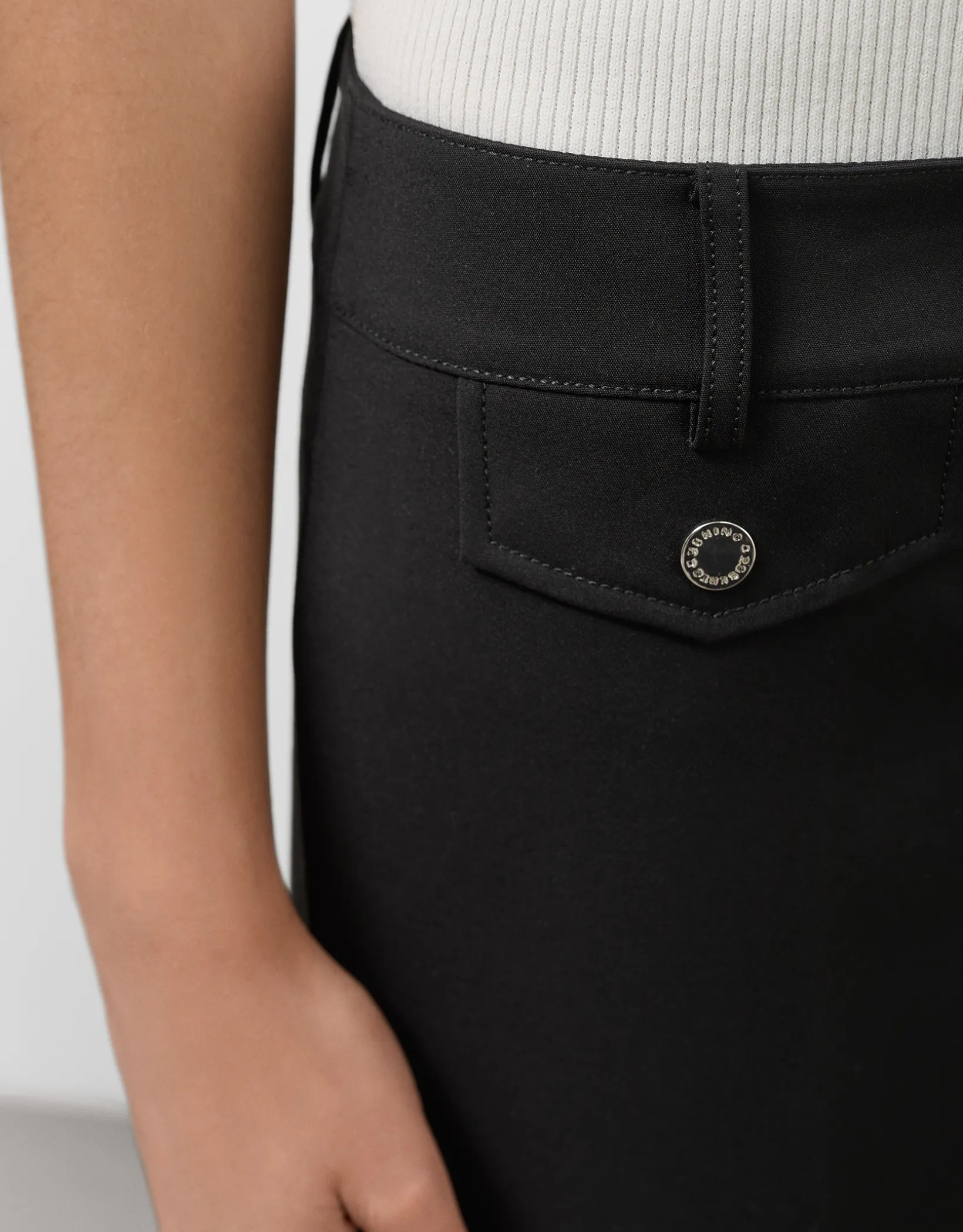 Pantalón pitillo negro