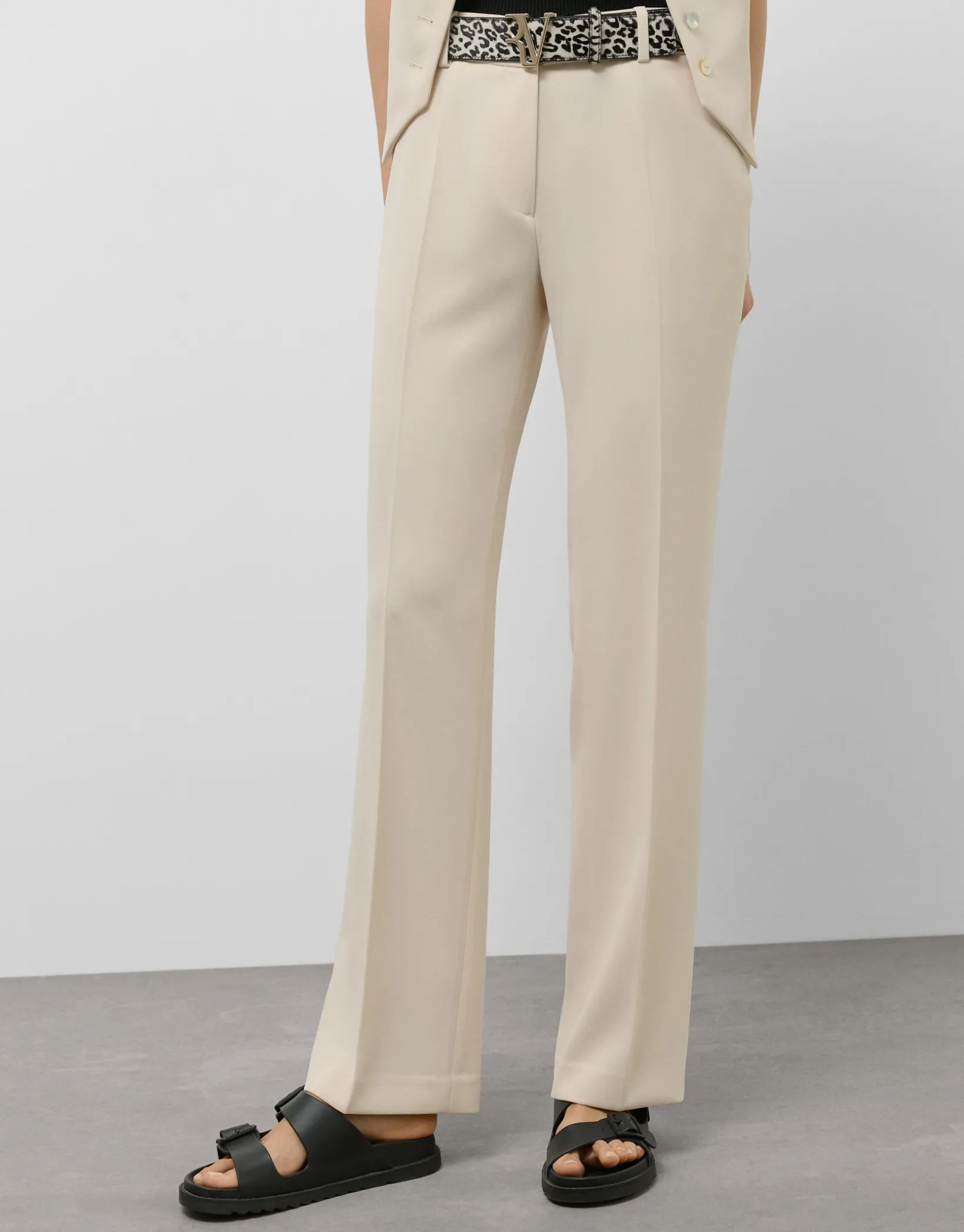 Pantalón recto crepé beige