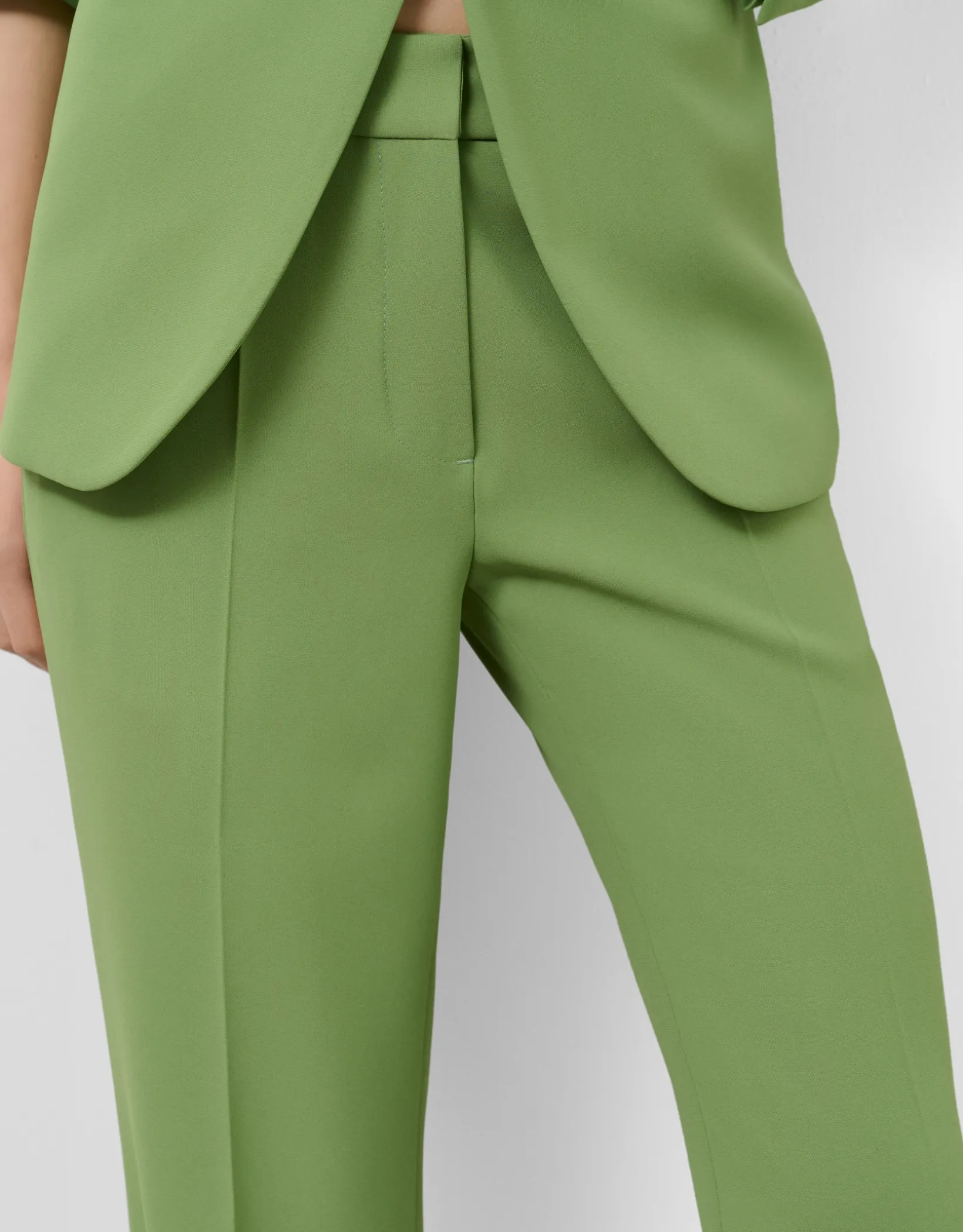 Pantalón recto crepé verde