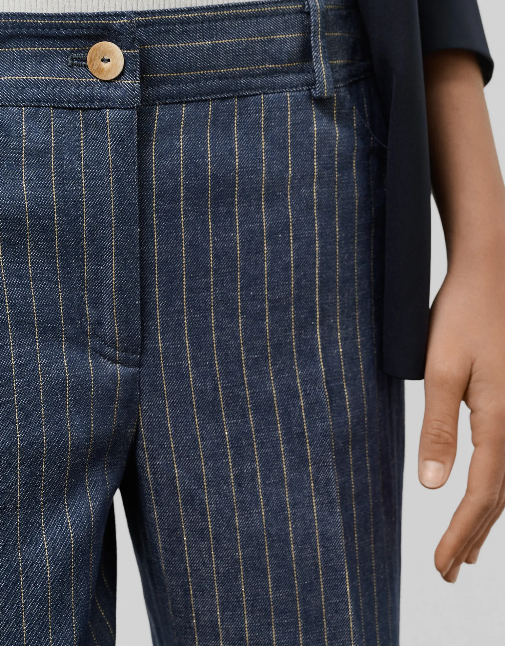 Pantalón recto en tejido vaquero con lino y perfil dorado
