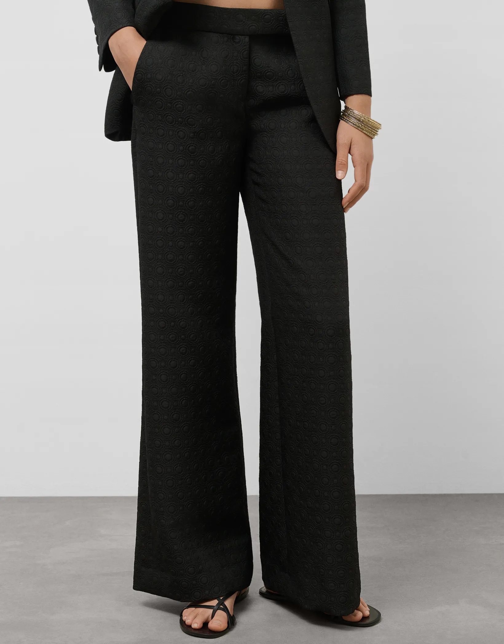 Pantalón recto fantasía relieve negro