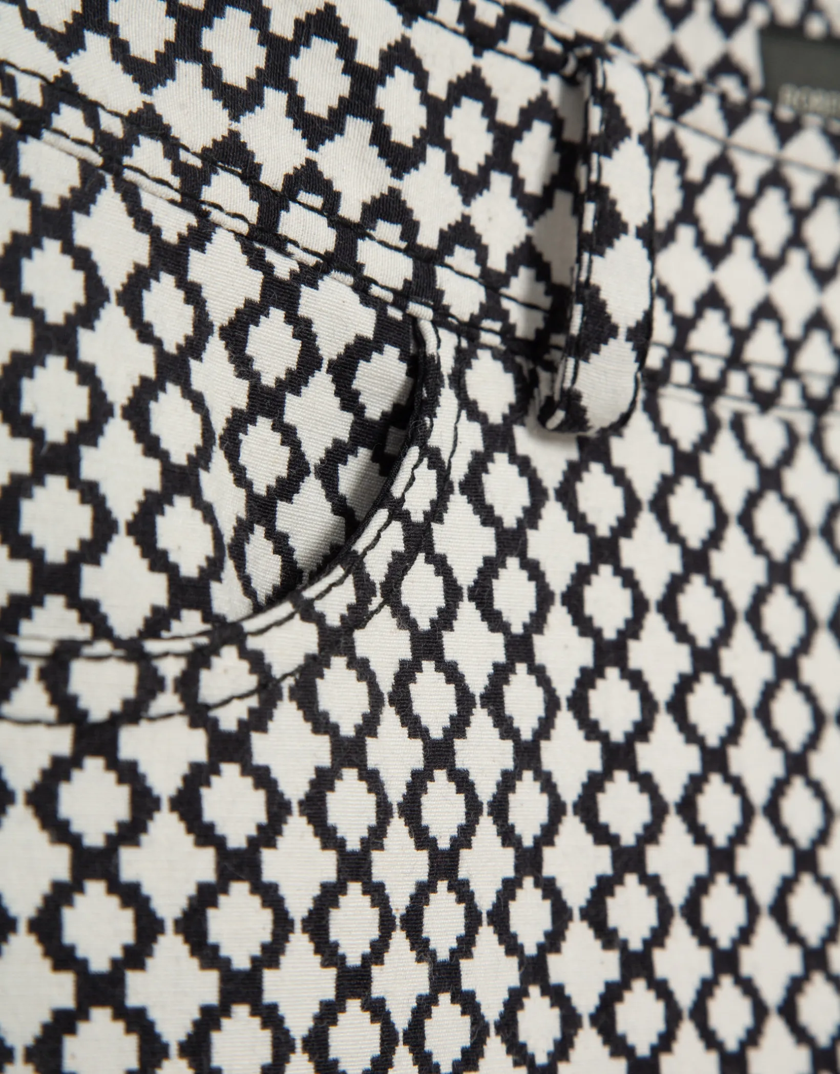 Pantalón recto jacquard geométrico blanco y negro