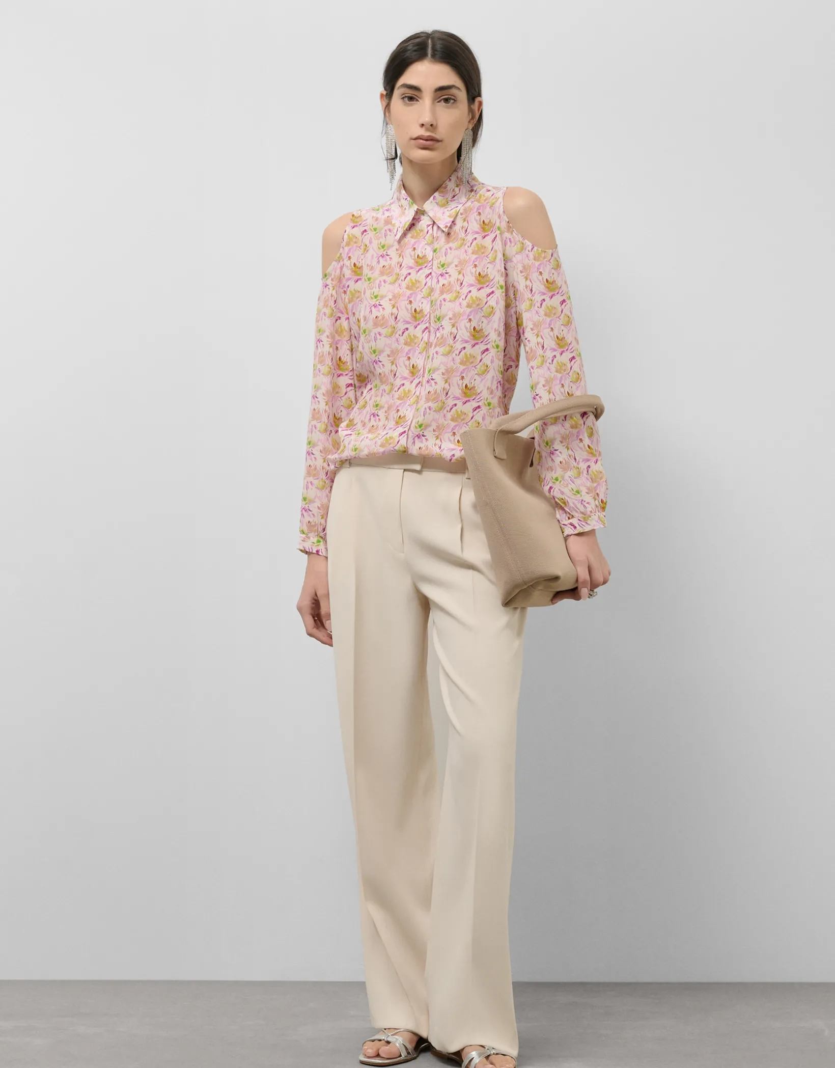 Pantalón recto pinzas crepé beige