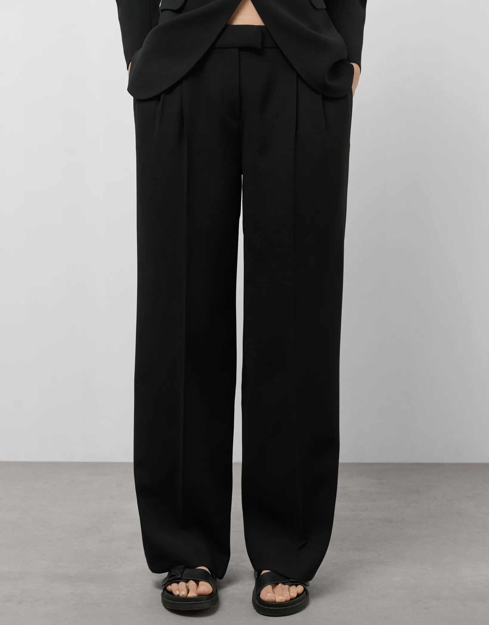 Pantalón recto pinzas crepé negro