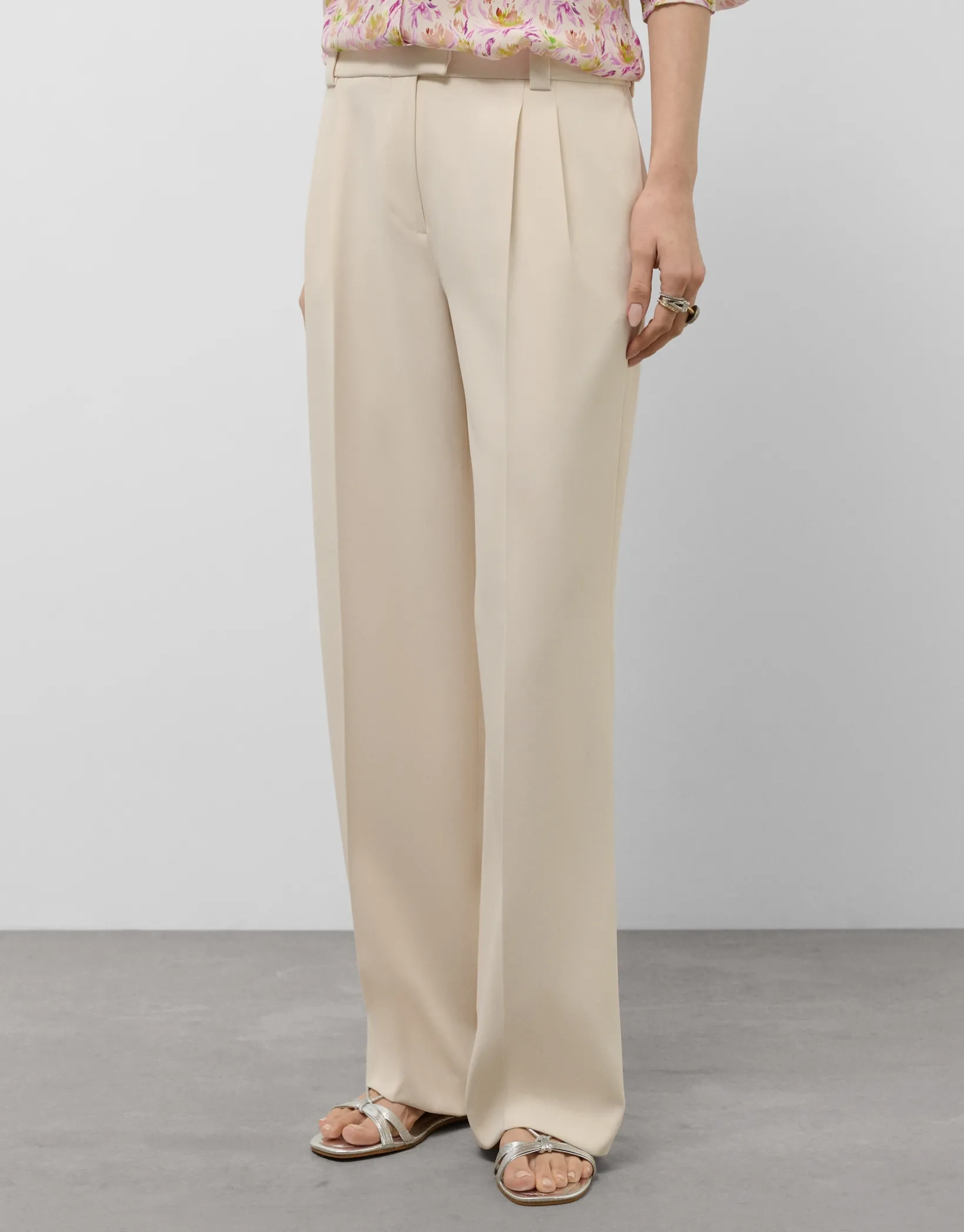 Pantalón recto pinzas crepé beige