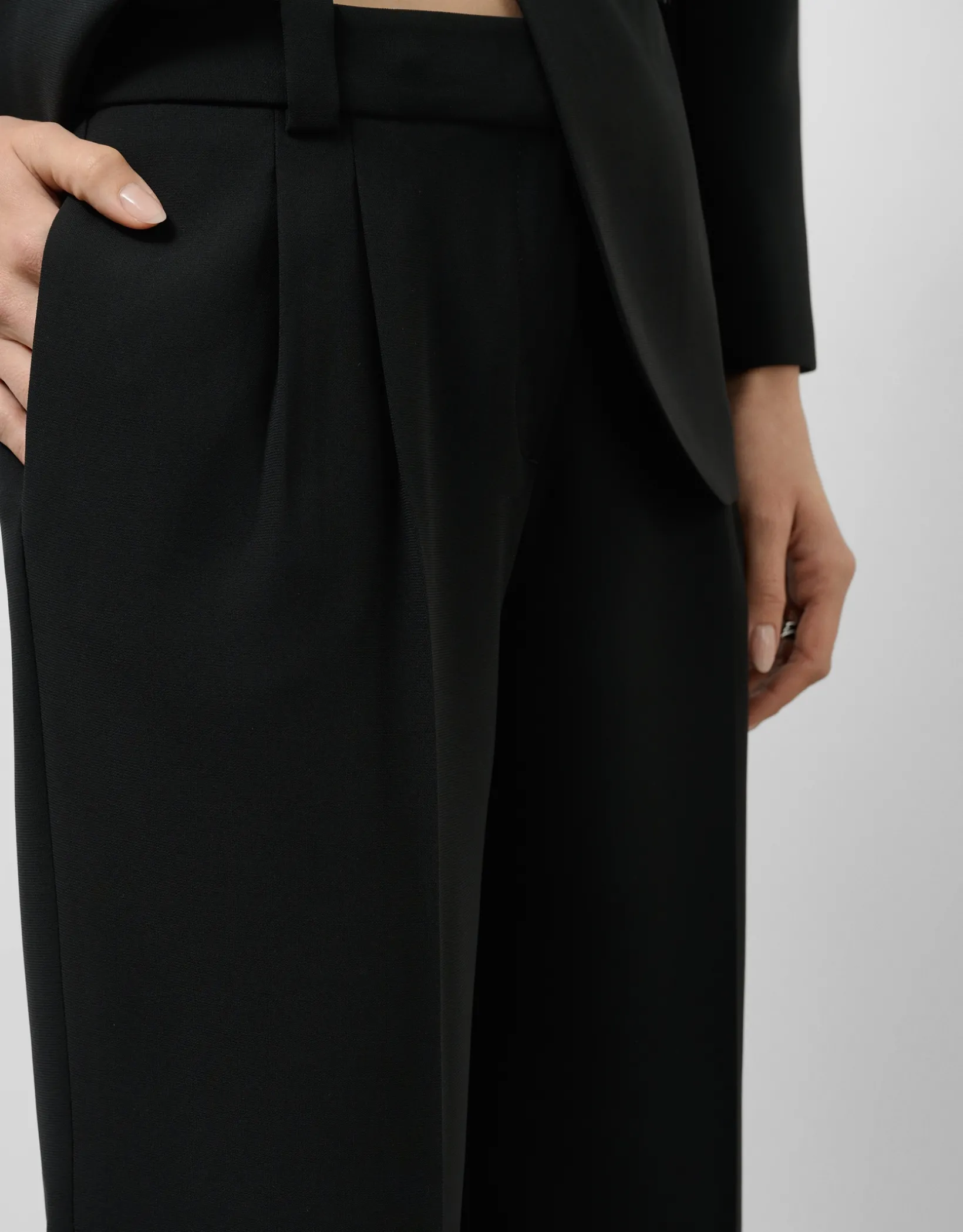 Pantalón recto pinzas crepé negro
