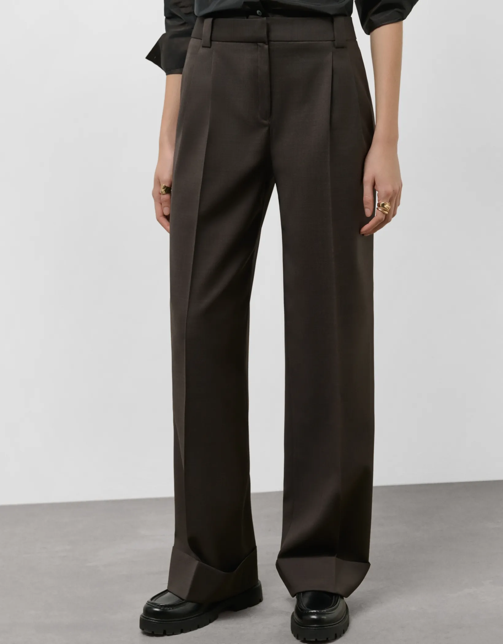Pantalón sastre en lana fría punteada mocha mousse