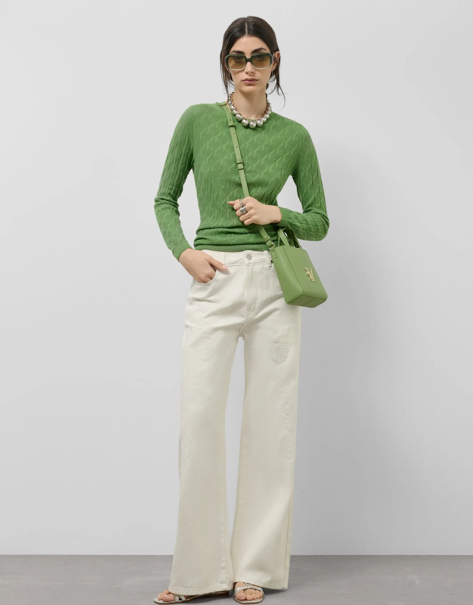 Pantalón vaquero ancho beige con bordados florales