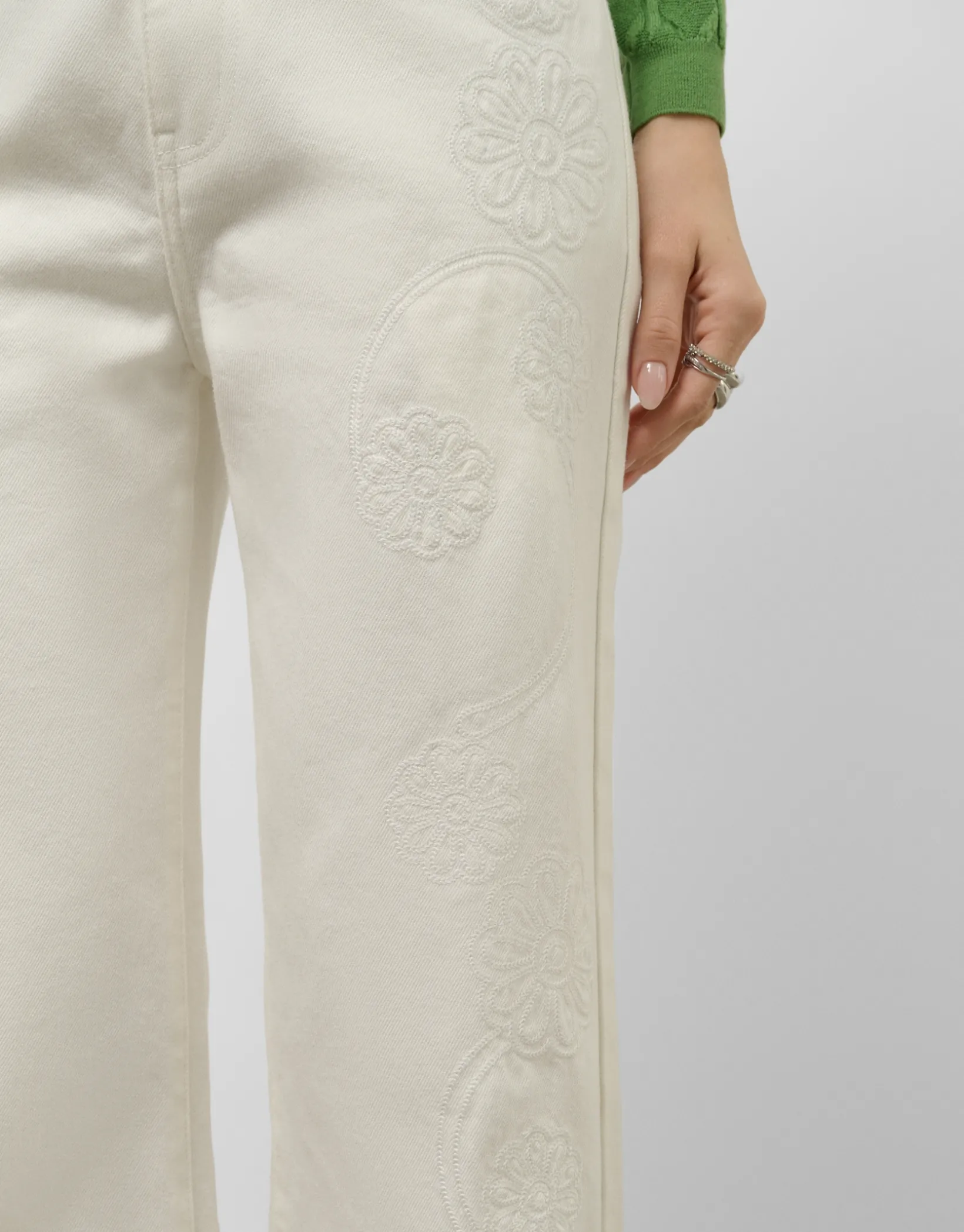 Pantalón vaquero ancho beige con bordados florales