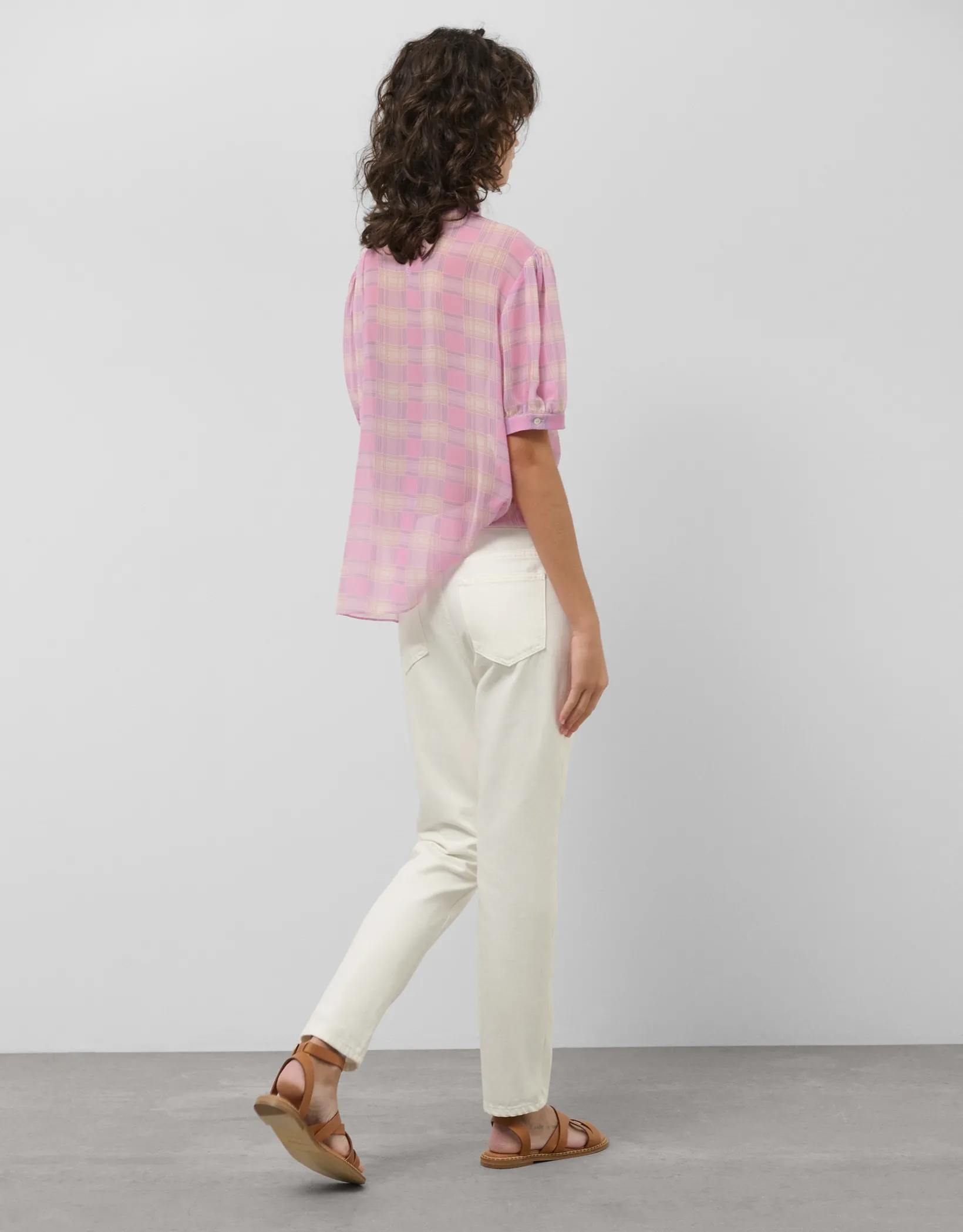 Pantalón vaquero ancho beige con bordados florales