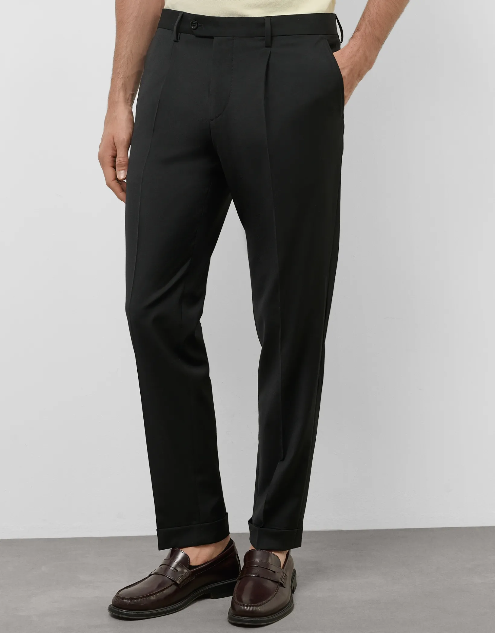 Pantalón vestir negro vuelta bajo