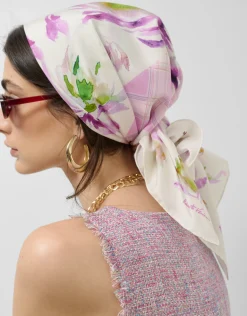 Pañuelo seda blanco estampado geométrico y flores rosa