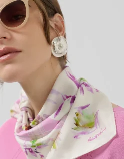 Pañuelo seda blanco estampado geométrico y flores rosa