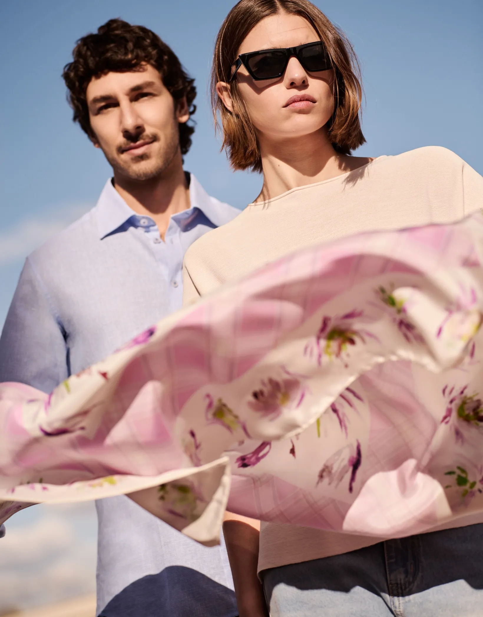 Pañuelo seda blanco estampado geométrico y flores rosa