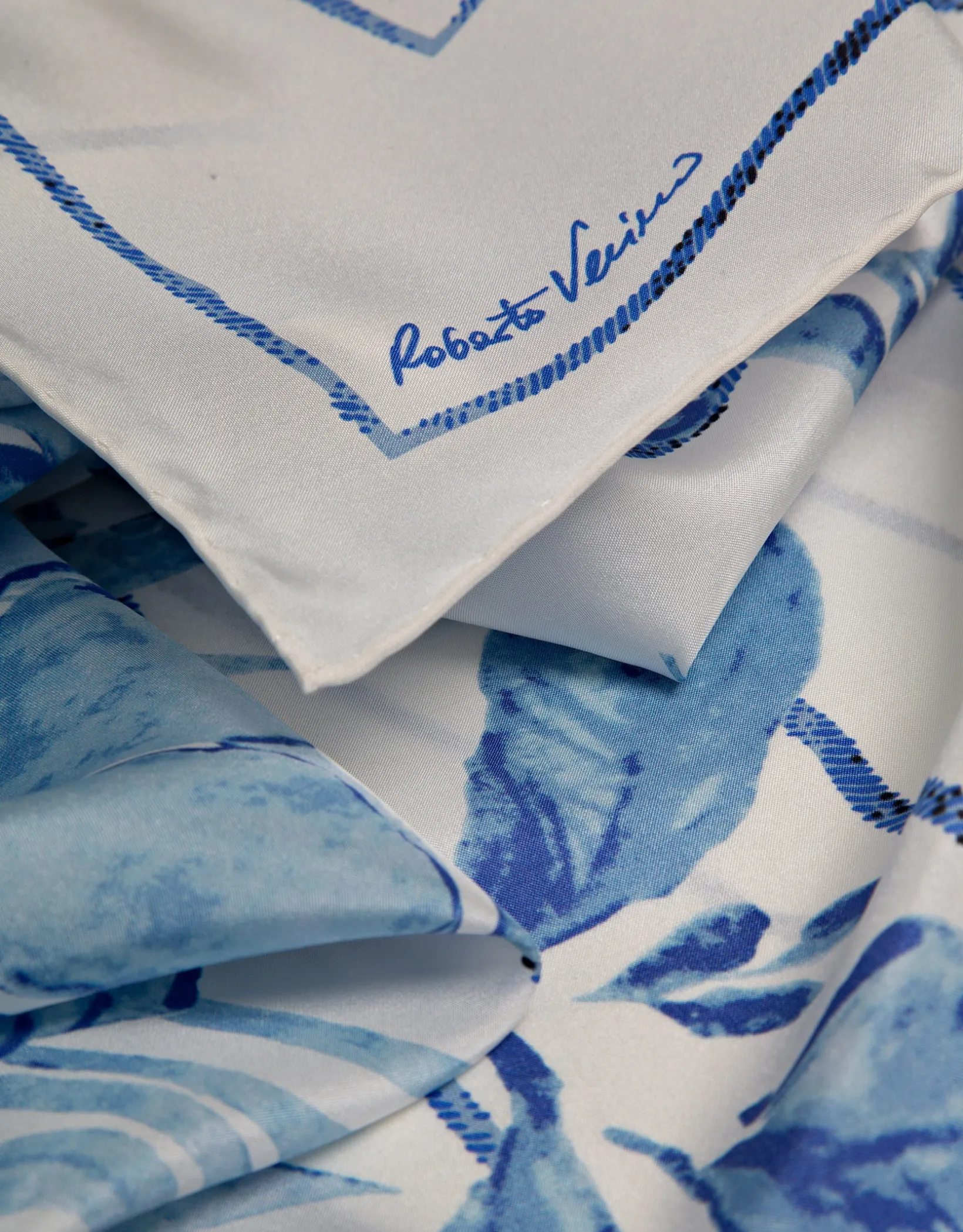 Pañuelo seda blanco líneas y flor azul