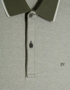 Polo jacquard geométrico caqui y blanco