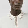 Polo tricotado blanco con rayas en cuello y puños