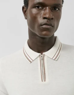 Polo tricotado blanco con rayas en cuello y puños