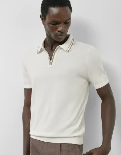 Polo tricotado blanco con rayas en cuello y puños