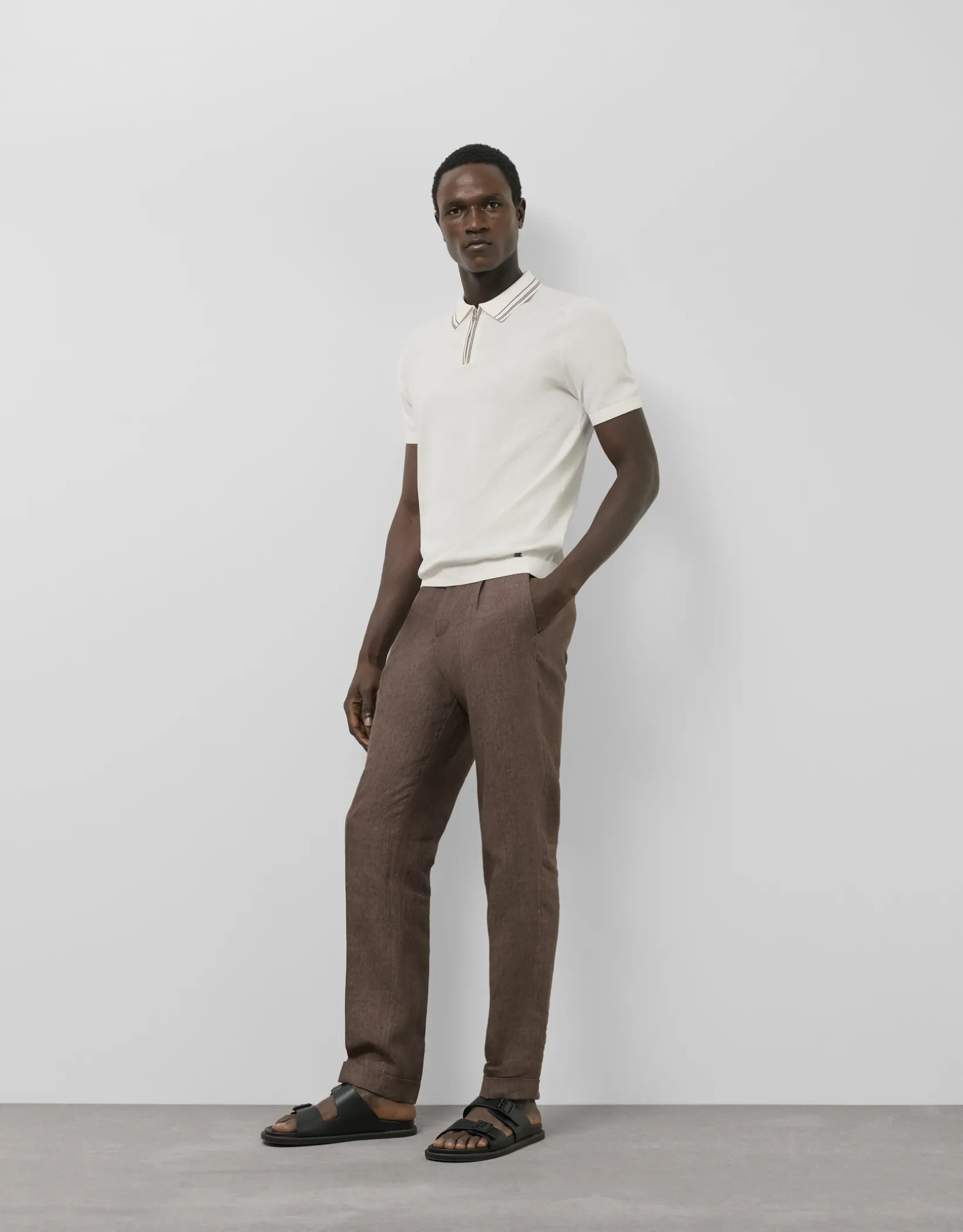 Polo tricotado blanco con rayas en cuello y puños
