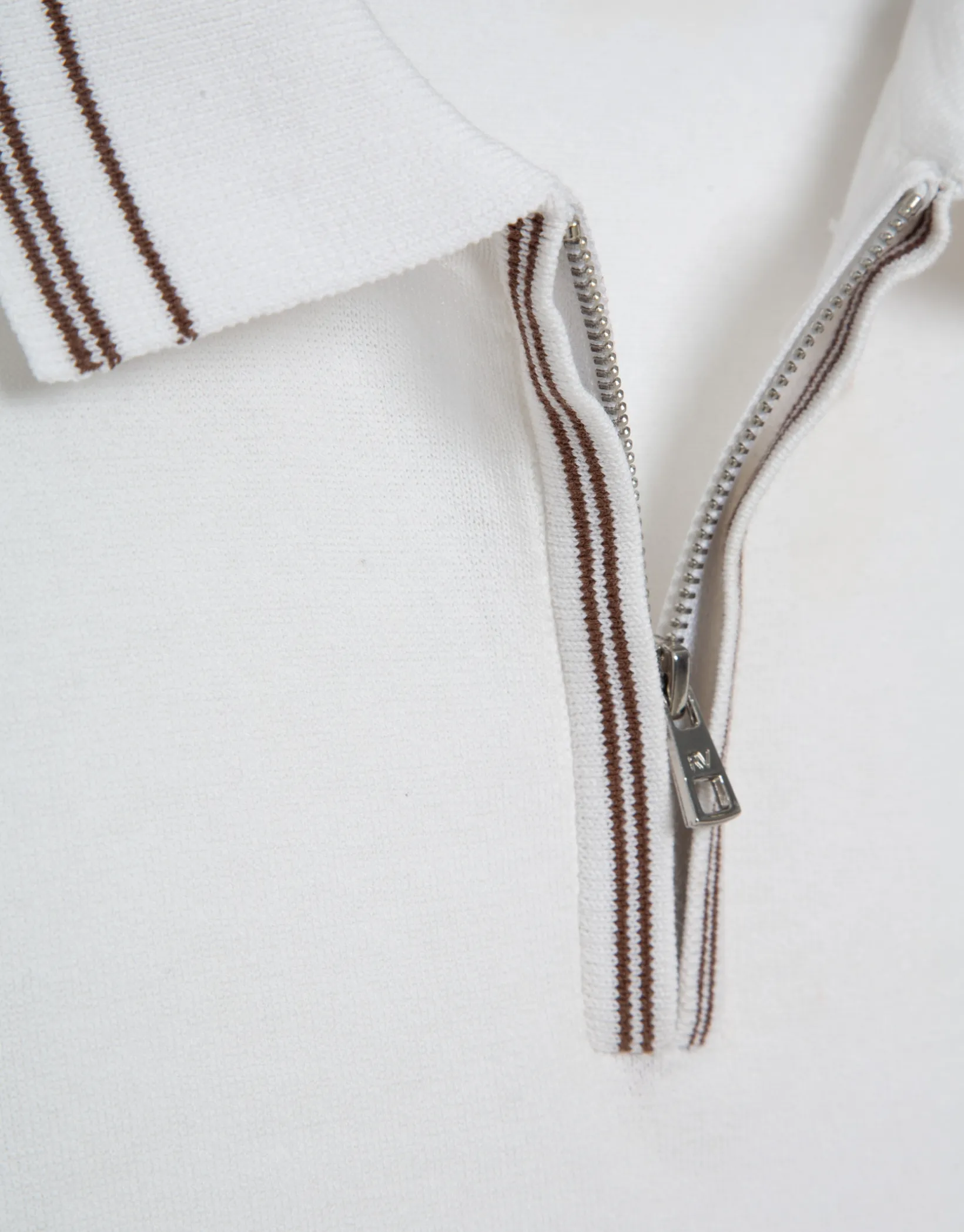 Polo tricotado blanco con rayas en cuello y puños