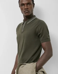 Polo tricotado verde caqui con rayas en cuello y puños