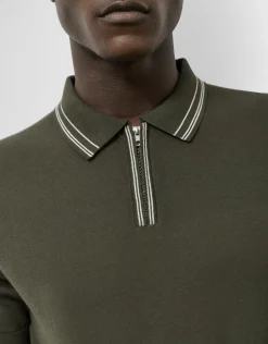 Polo tricotado verde caqui con rayas en cuello y puños