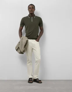 Polo tricotado verde caqui con rayas en cuello y puños