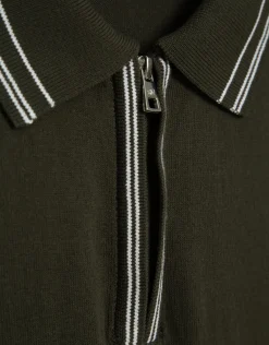 Polo tricotado verde caqui con rayas en cuello y puños