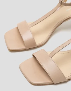 Sandalia abierta con tiras en piel beige