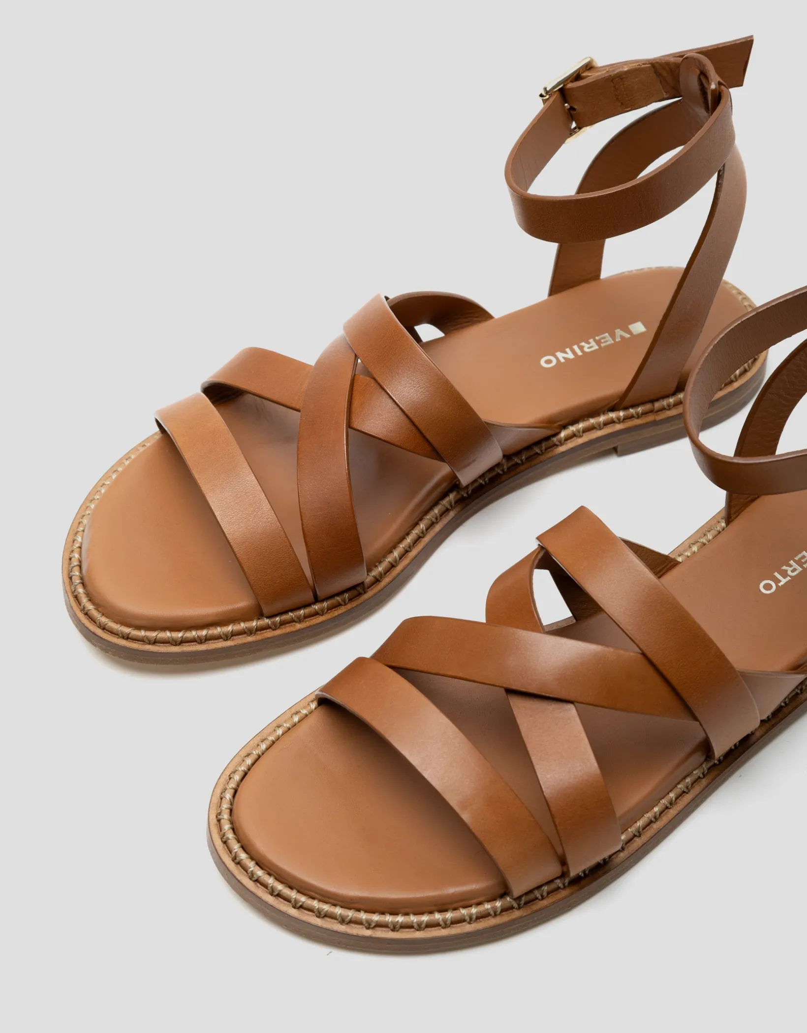 Sandalia plana Greek piel marrón