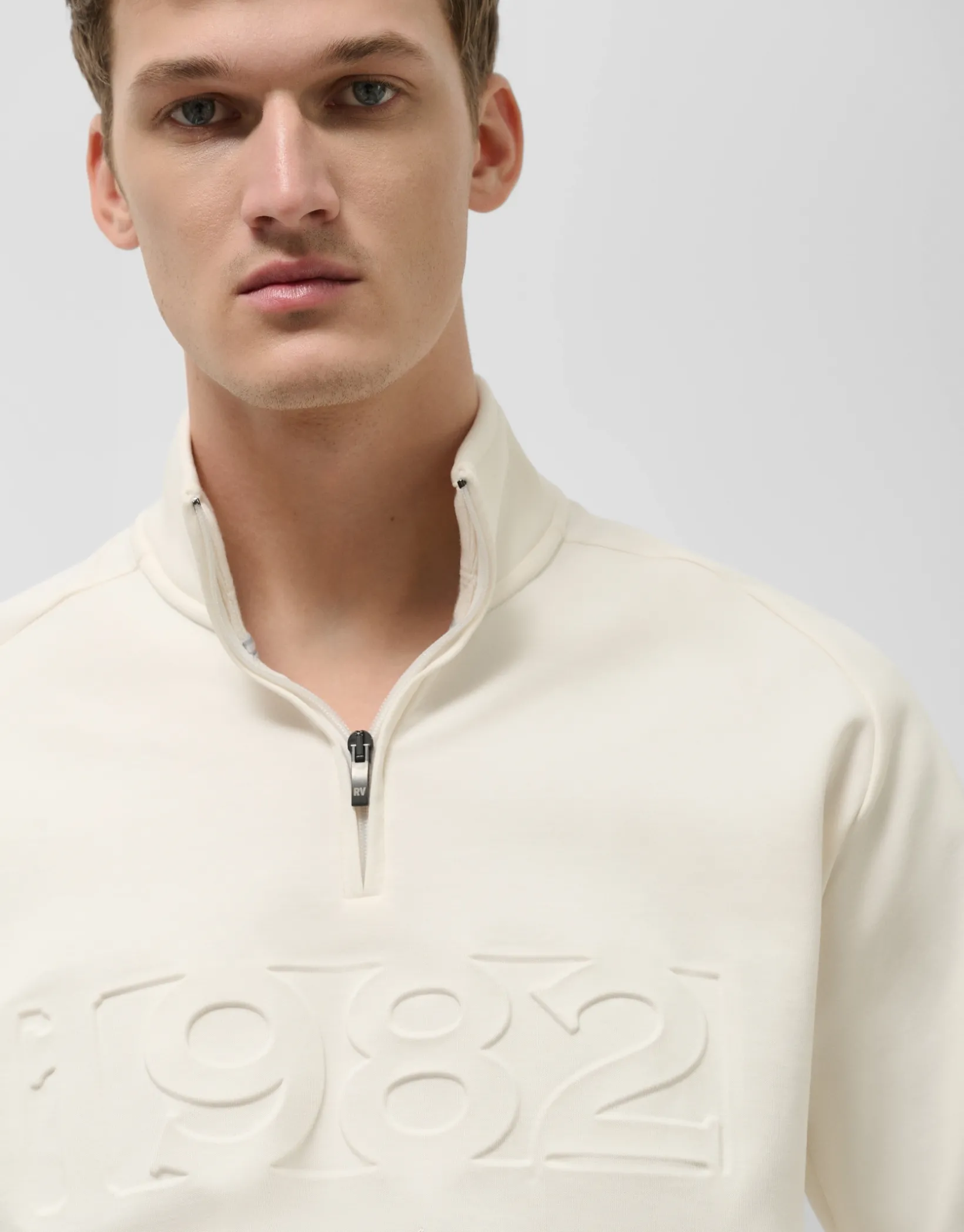 Sudadera media cremallera crudo con logo